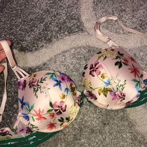 victoria’s Secret bra size 32B push up